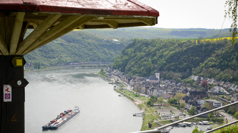 Vom „Werlauer Pilz“ aus hat man eine herrliche Aussicht auf den Rhein und St. Goar. In den Rheinanlagen soll dort bald die Umgestaltung des Festplatzes an der Panzerrampe beginnen. Aber auch an dem beliebten Aussichtspunkt selbst steht eine Sanierung an.  Foto: Philipp Lauer