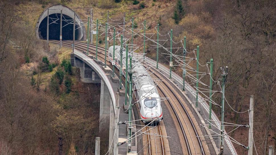 Vier Wochen lang wird es im Sommer auf der Strecke Köln-Rhein/Main keine fahrenden ICE-Züge geben. Die Bahn erneuert Schienen.  Foto: Andreas Egenolf